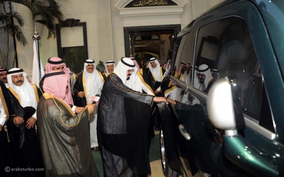 40 صورة ترصد أشهر سيارات ملوك السعودية 96388